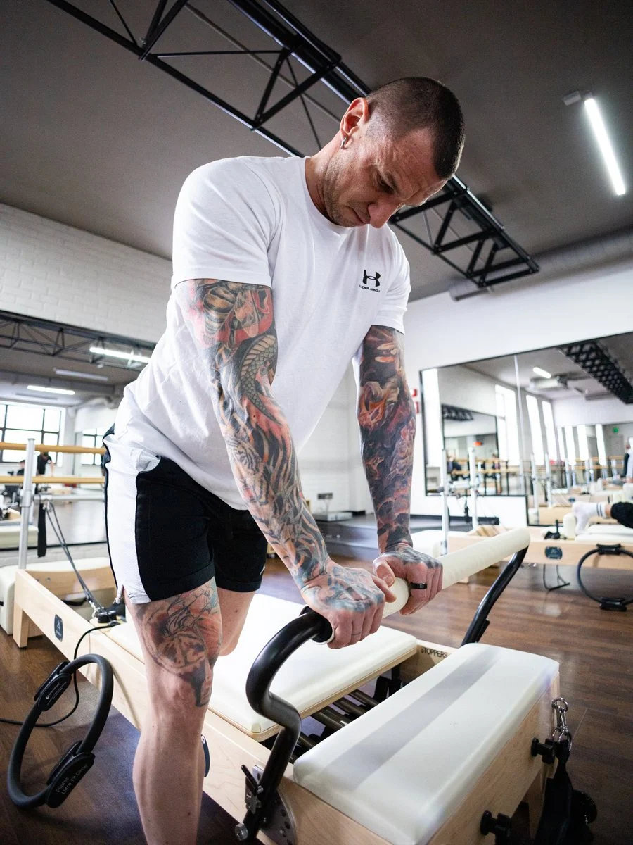 Михайло Левченко на пілатес-реформері в залі Dynamica